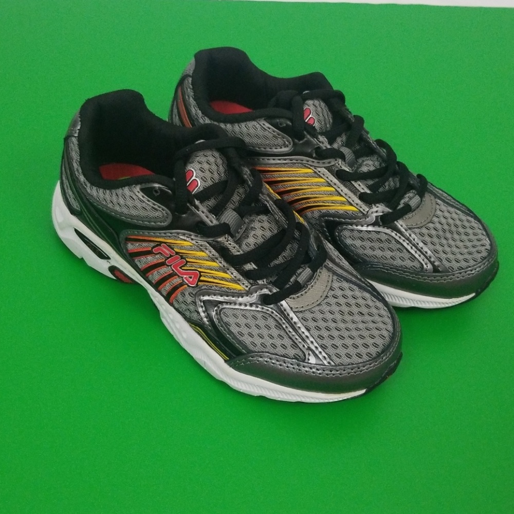 Fila Boy Sneakers Tennis Shoes New Without Tag 2.5